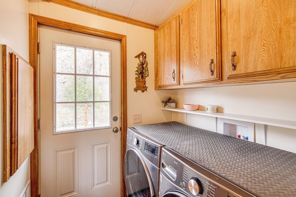 Creekside Cabin w/ Deck & Views in Panguitch!
