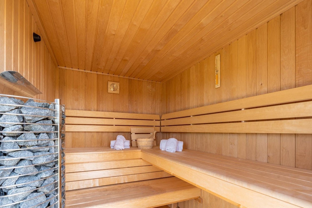 Modern 6-person Villa With Private Hot Tub - Near Beach & Nature