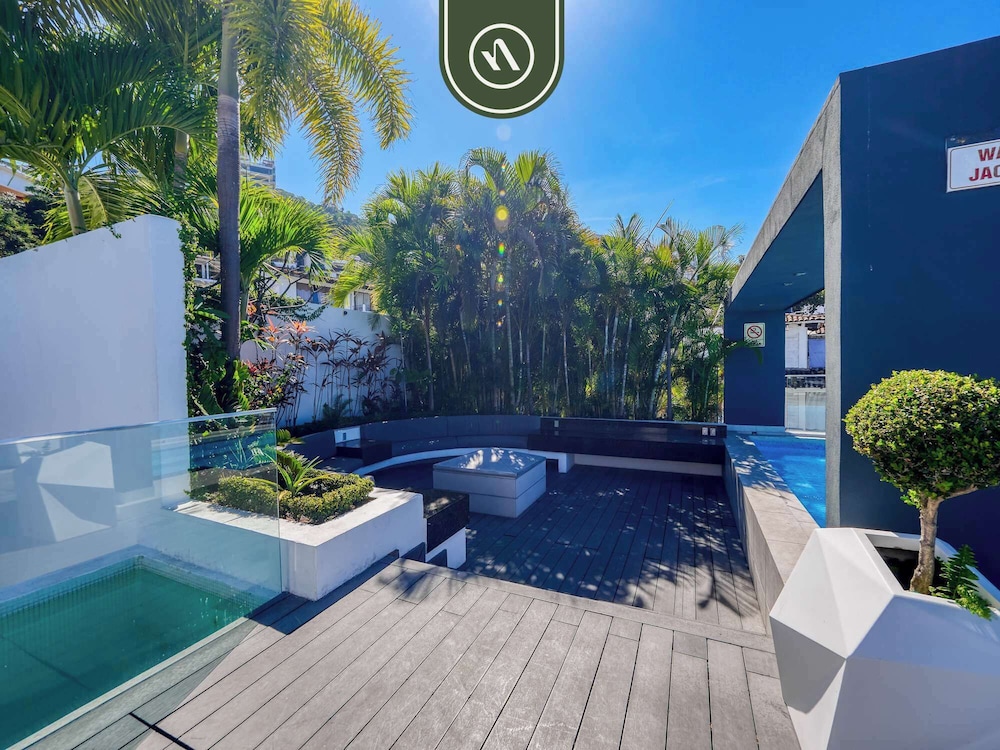 Stunning 2 BR Condo in Romantic Zone - Pool