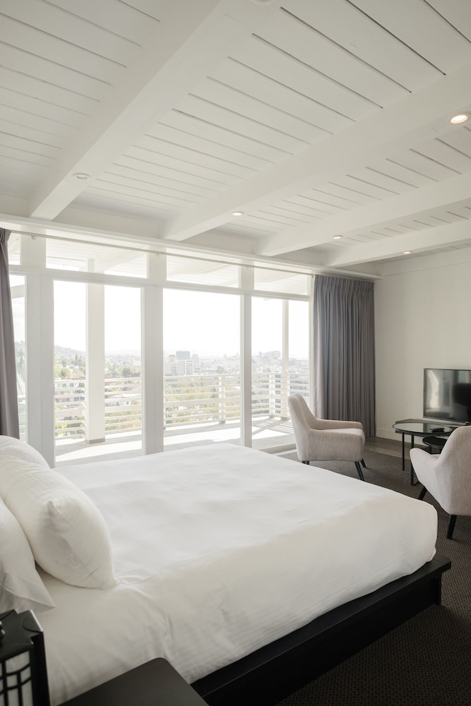 Hollywood Hills Hotel