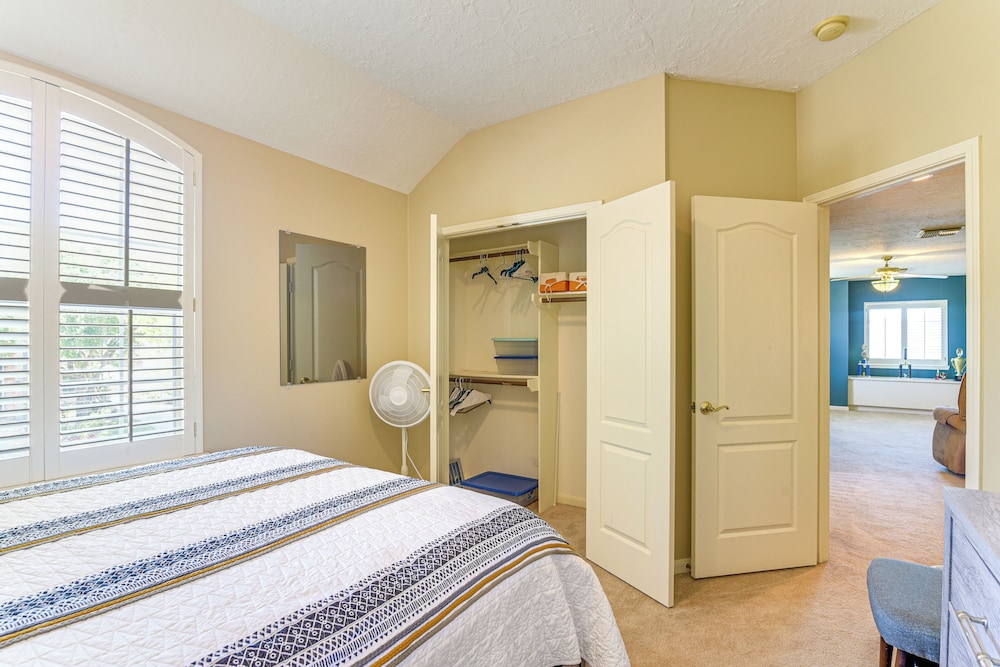 Patio, BBQ & Yard: Family Retreat in Pearland