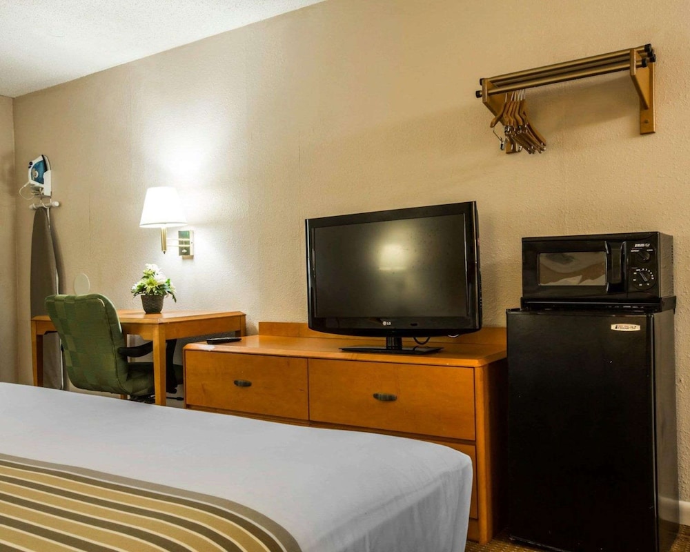 Econo Lodge Inn & Suites Columbus near Fort Benning