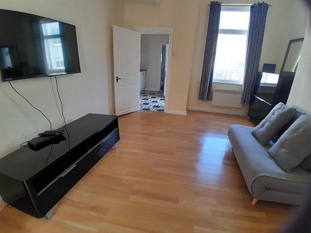 Blackpool - 1-bed Apartment - Sleeps 3 - Pets Allowed Smoking There is a Small Garden