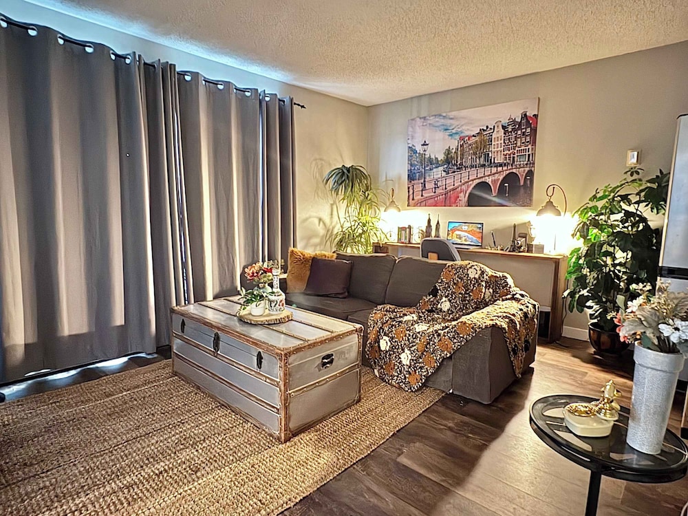 Stylish Downtown Condo near Rogers Place | Parking, Gym, Balcony & Kitchen