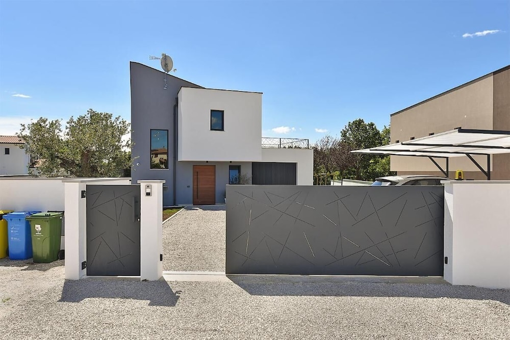 Spacious Villa With Pool and Garden in Stokovci
