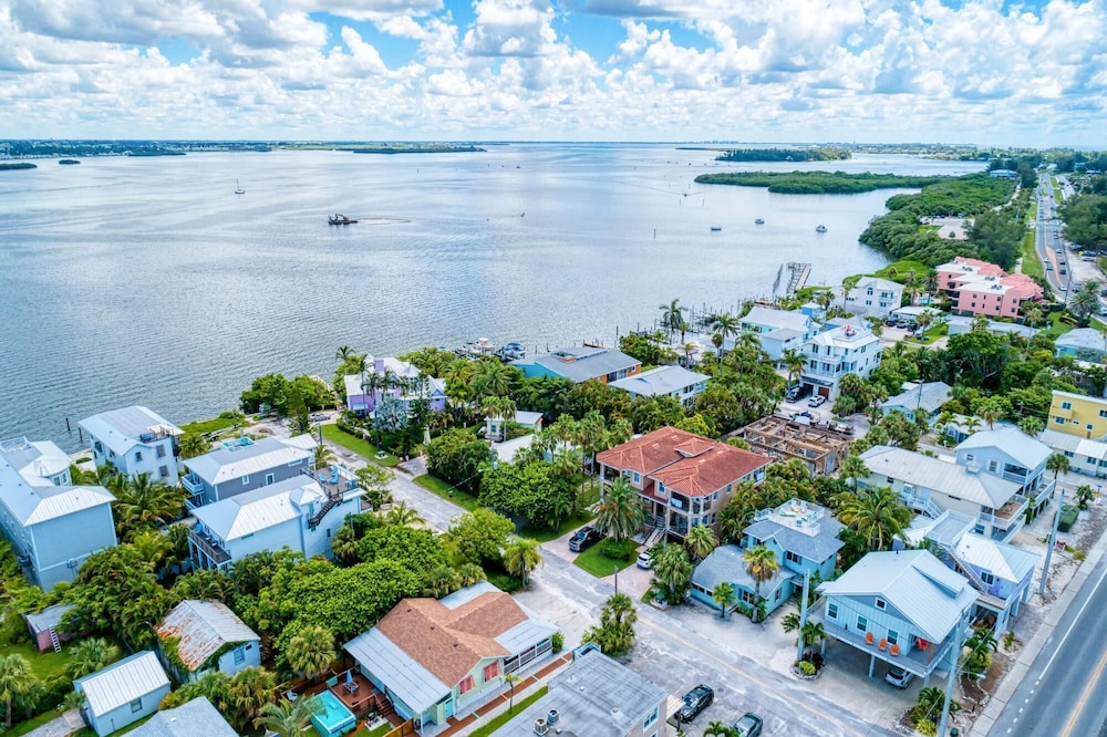 AMI Lighthouse Cottage-one Minute Walk To The Beach-keyless Locks