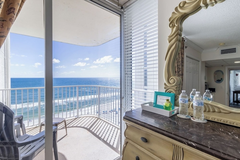 3BR Gulf-front Luxury w/ Pool Bar & Spa Baths