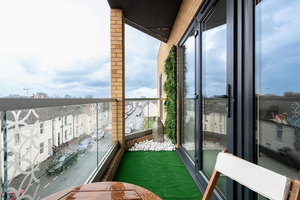 Wonderful Top-floor Apartment view 5