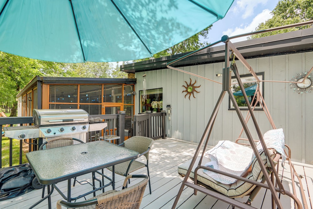 Walk to Lake Fayetteville: Family Retreat w/ Deck