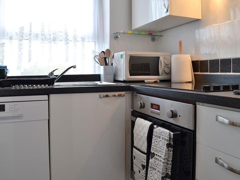 Cottage - Sleeps 3, Parking & Fishing view 4