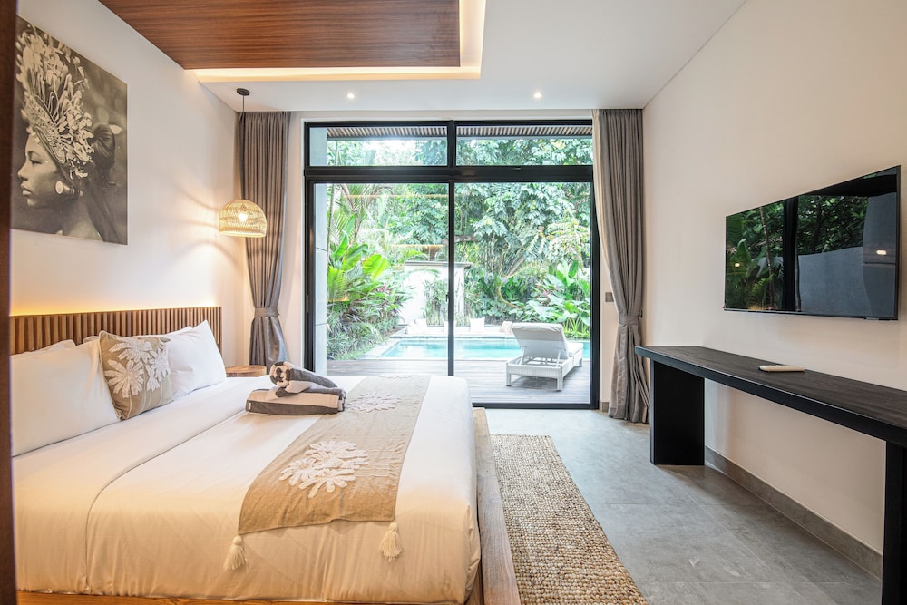 Enchanting 5BR Canggu Villa Moments to Sea