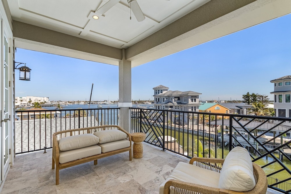 260 Coastal Luxe Retreat: 5bd/4.5ba, Pool & Spa, Water Views 5 Bedroom Home