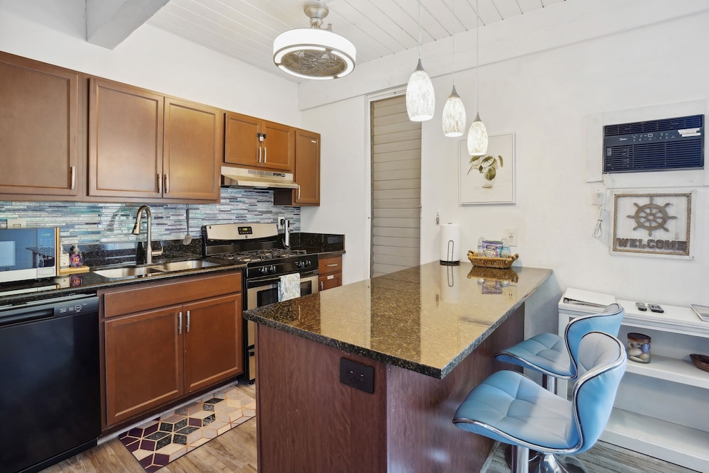 Airy Kailua-kona Condo < 1 Mi to Beach + Town