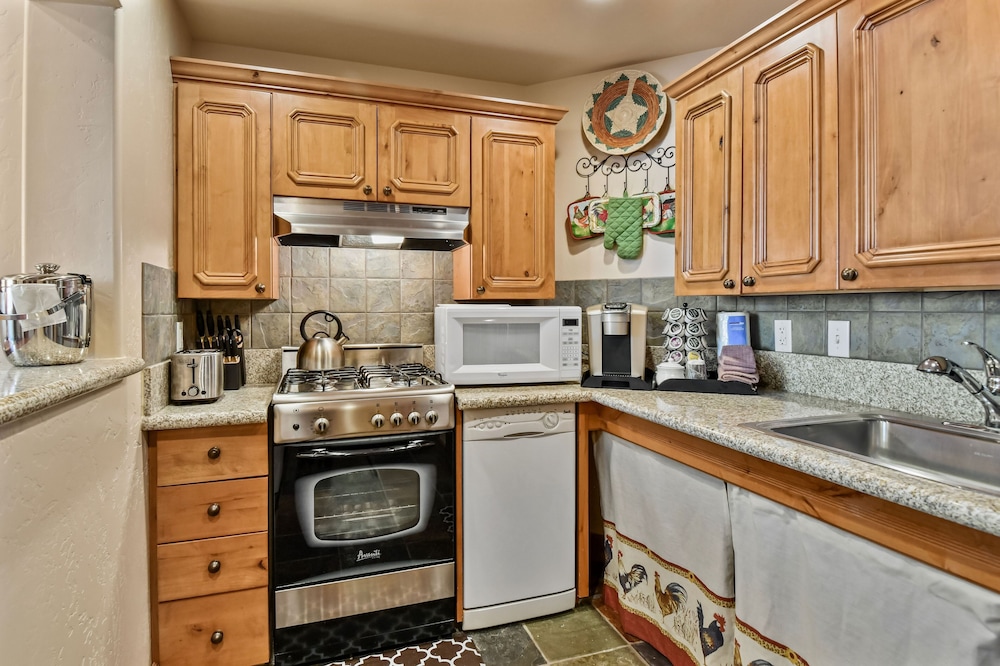 Villa 2057 1 Bed 1 Bath Full Kitchen 1 Bedroom Villa