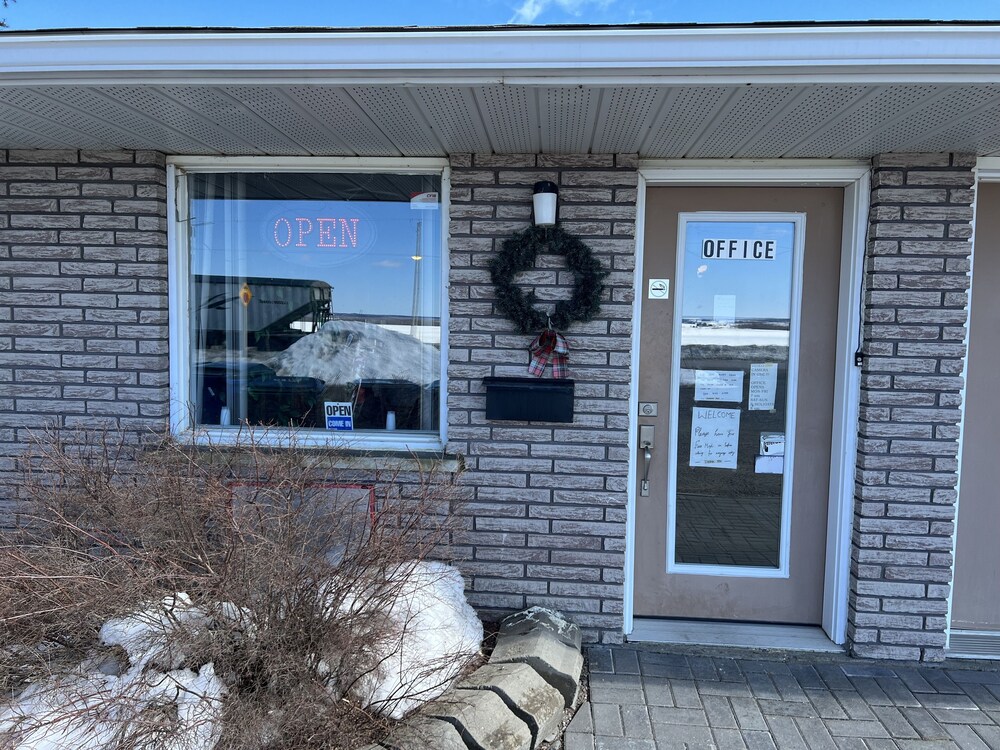 Earlton Motel