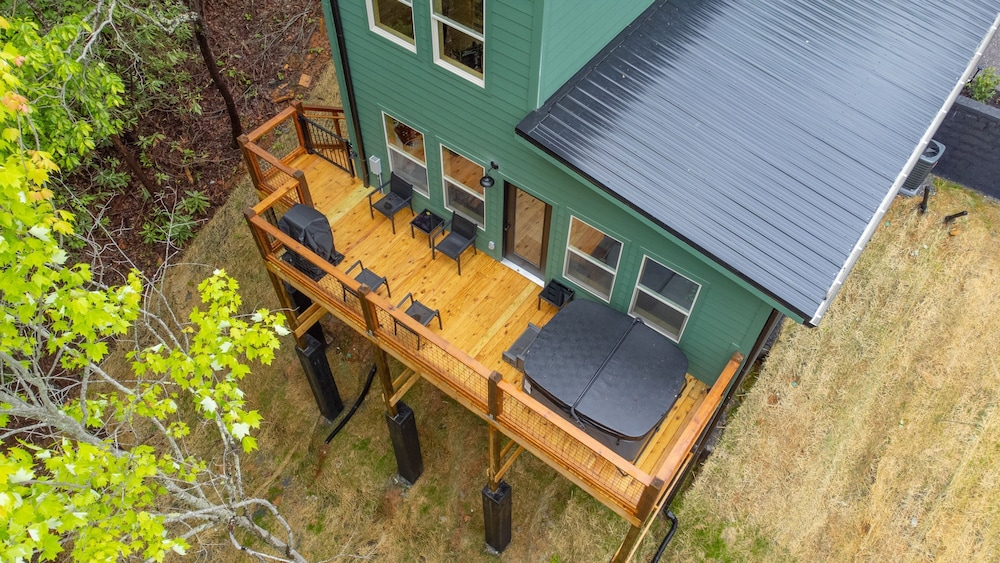 2 Brand New Cabins for Family Retreat