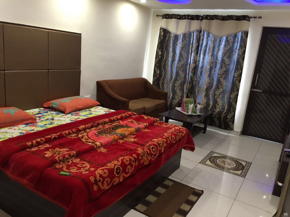 Goroomgo Bombay Palace Mall Road Dalhousie view 2