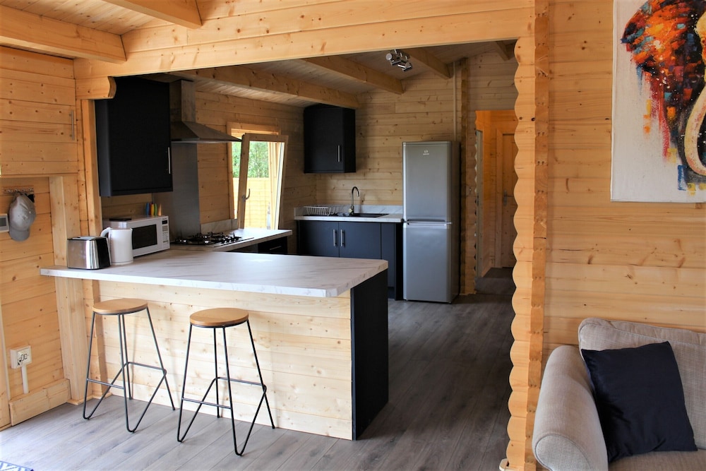 Stunning 5-bed Cabin in Ashton Under Hill view 4