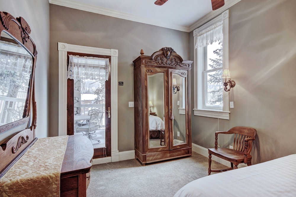 Ridge Street Lookout 4 Bedroom Home by RedAwning
