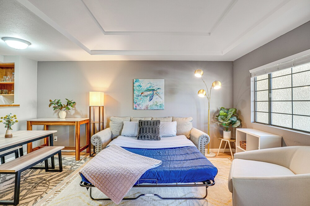 2 Mi to Tucson Mall: Condo w/ Pool & Hot Tub!
