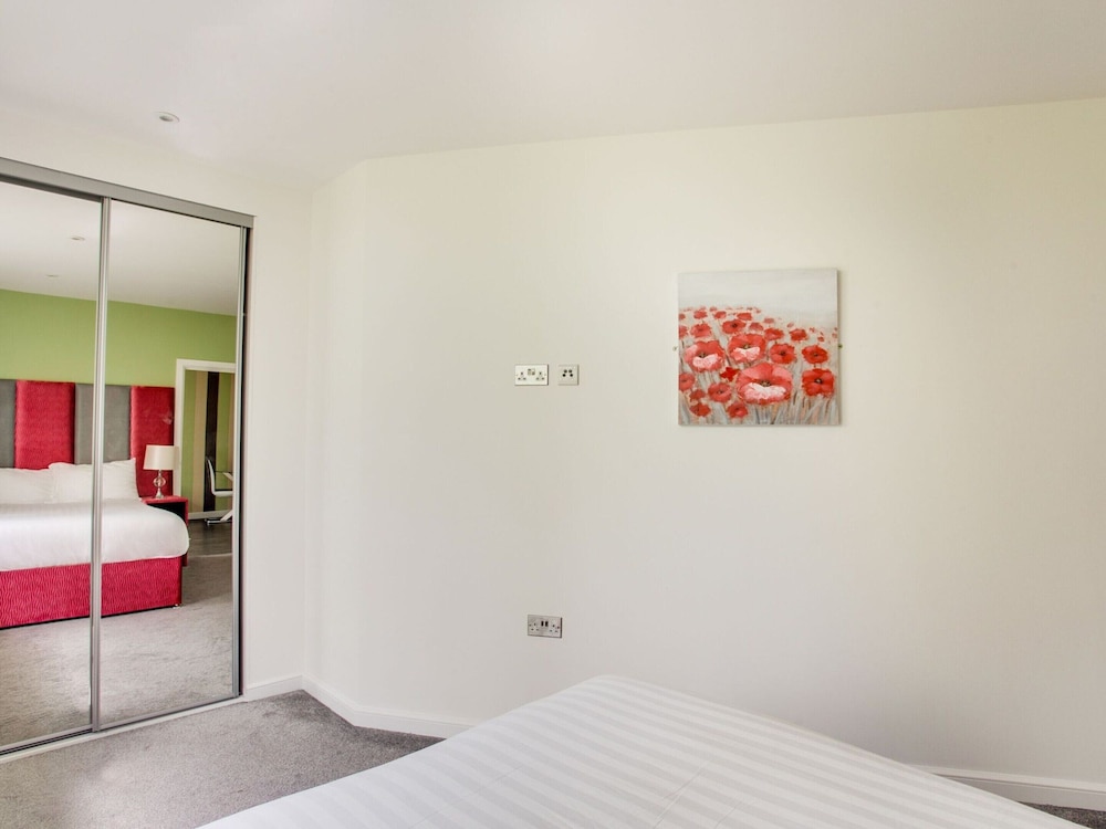 Urban Apartment in South East for 2 near Canary Karaoke view 2