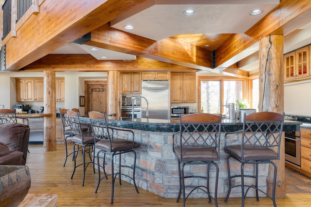 Summit County Vacations - Topaz Estate by Avantstay Luxe Home, Pool View - Property Image 14