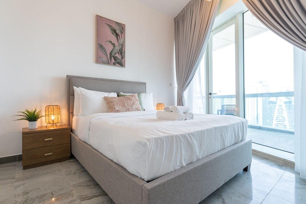 Dubai Marina - Stunning Huge 4 Bedroom Apts Near JBR - Gym - Pool - Parking by Sojo Stay