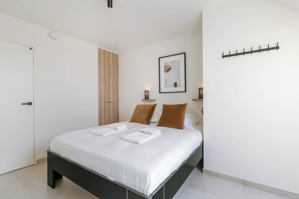 Huswell x Bel Air - Modern City Apartment With Terrace Designer Touches