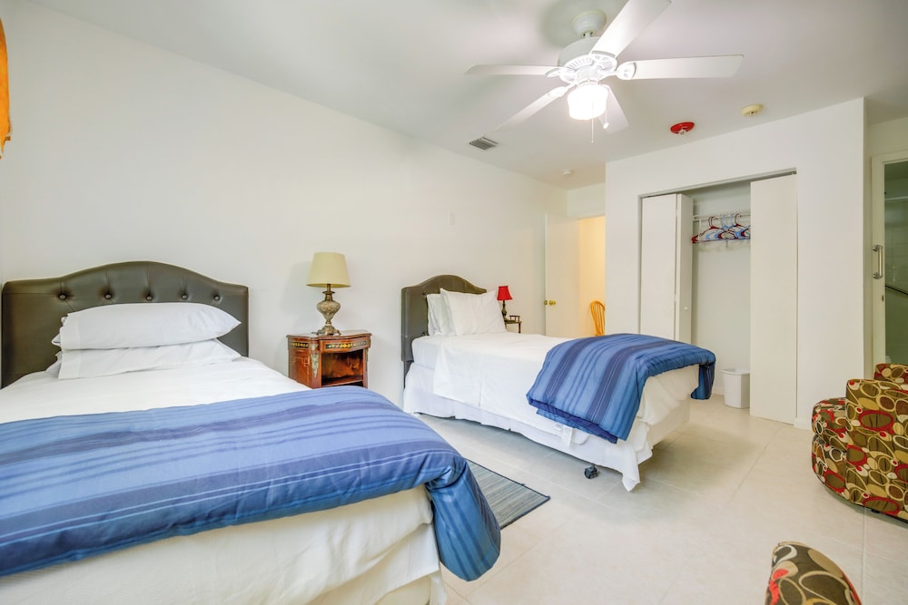 < 3 Mi to Hard Rock Stadium: Miami Home w/ Sunroom