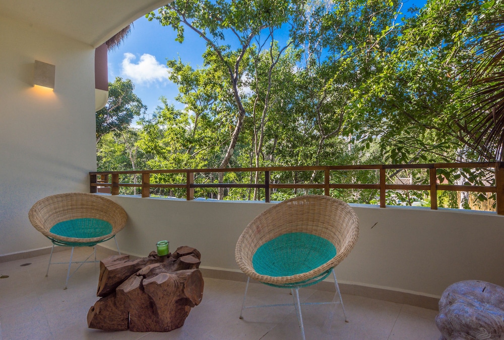 Peggy 2 BDRM apt sleeps 4 balcony