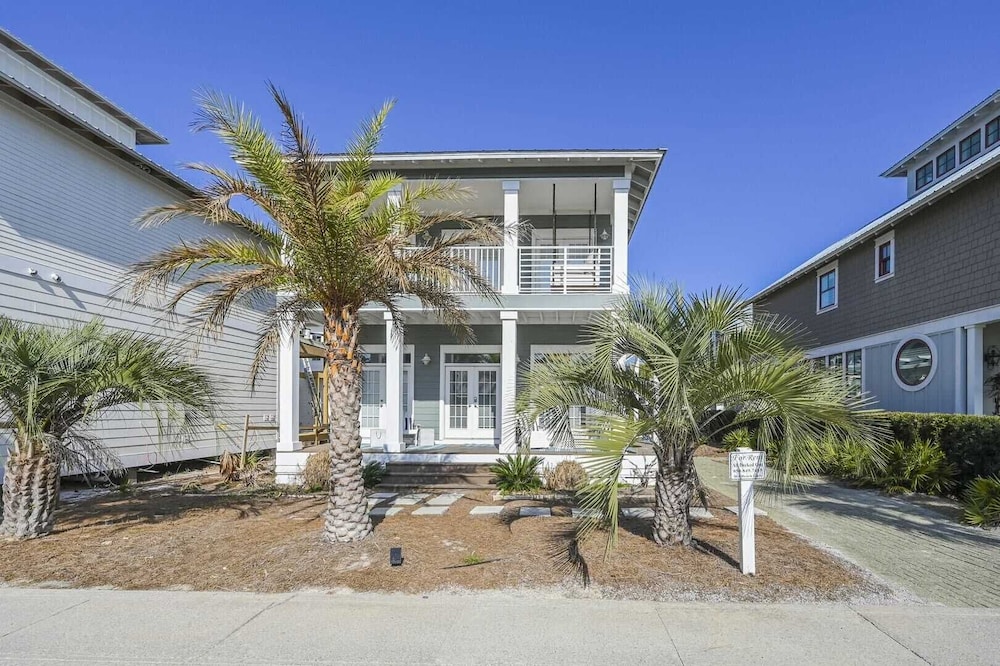 All Decked Out by Avantstay Pool & Private Beach Access, Bikes Provided