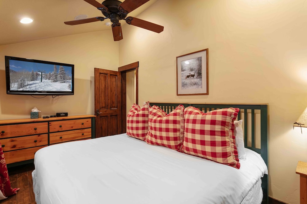 1617 - Six Bedroom plus Den Lakeside 6 Condo