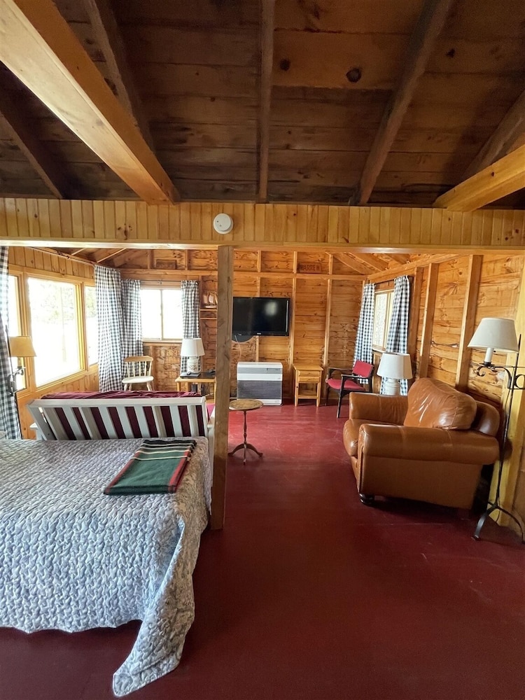 Limberlost Limit 6 2 Bedroom Cottage by RedAwning view 3