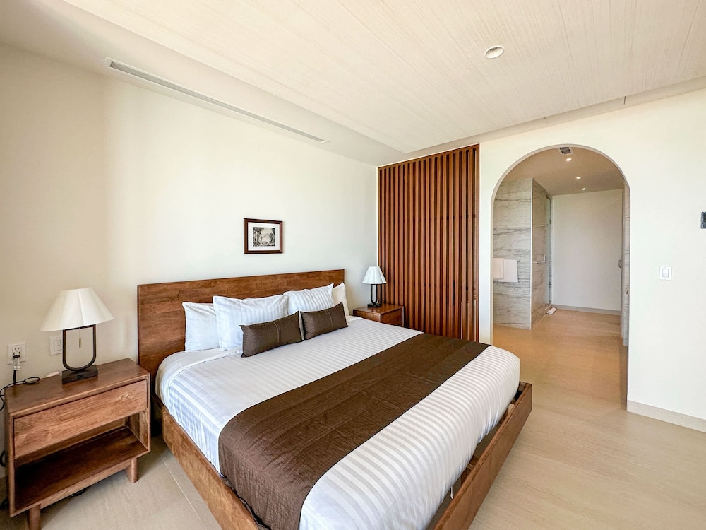 5BR Beachfront Luxury Condo