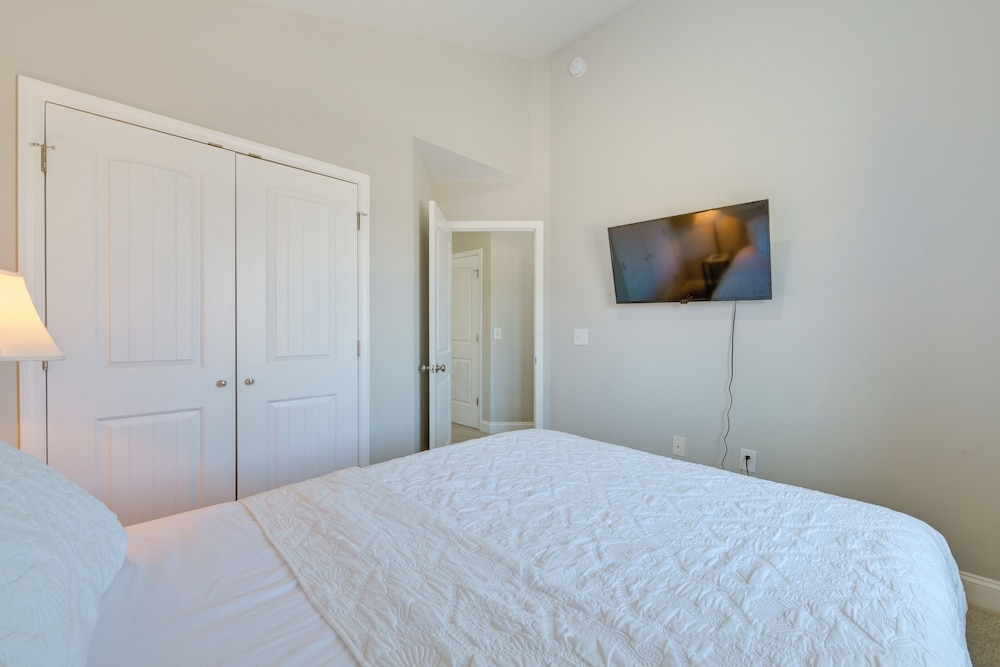 5 Mi to Charlotte Motor Speedway: Cozy Townhome