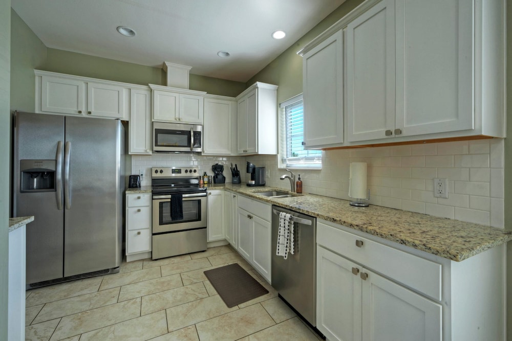 Ridley Retreat Community Pool Mins to the Beach Corpus Christi Port A