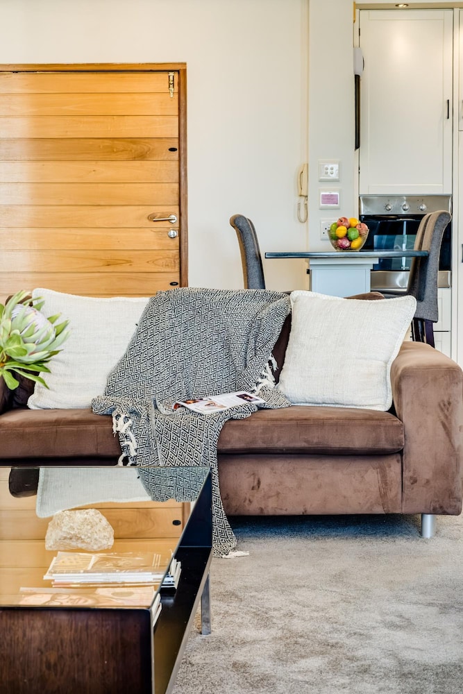 Camps Bay Beachside 2bed w Sea View Cloud 9