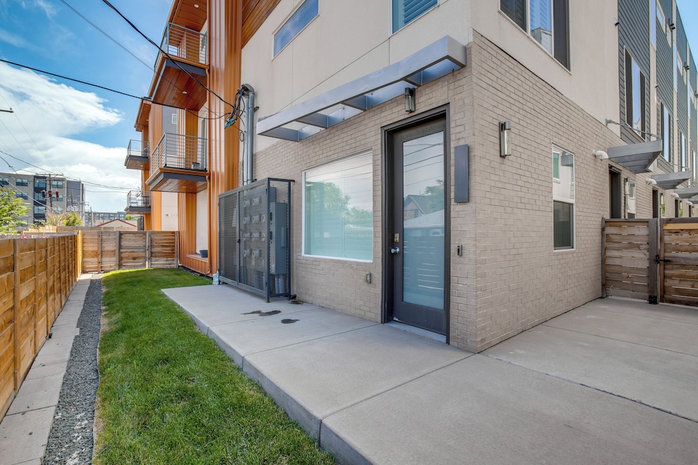 Luxe Denver Townhome: Hot Tub + City Views! view 4