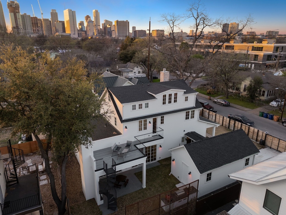 Gated 5 Bedroom Walkable to East Austin - Image 1