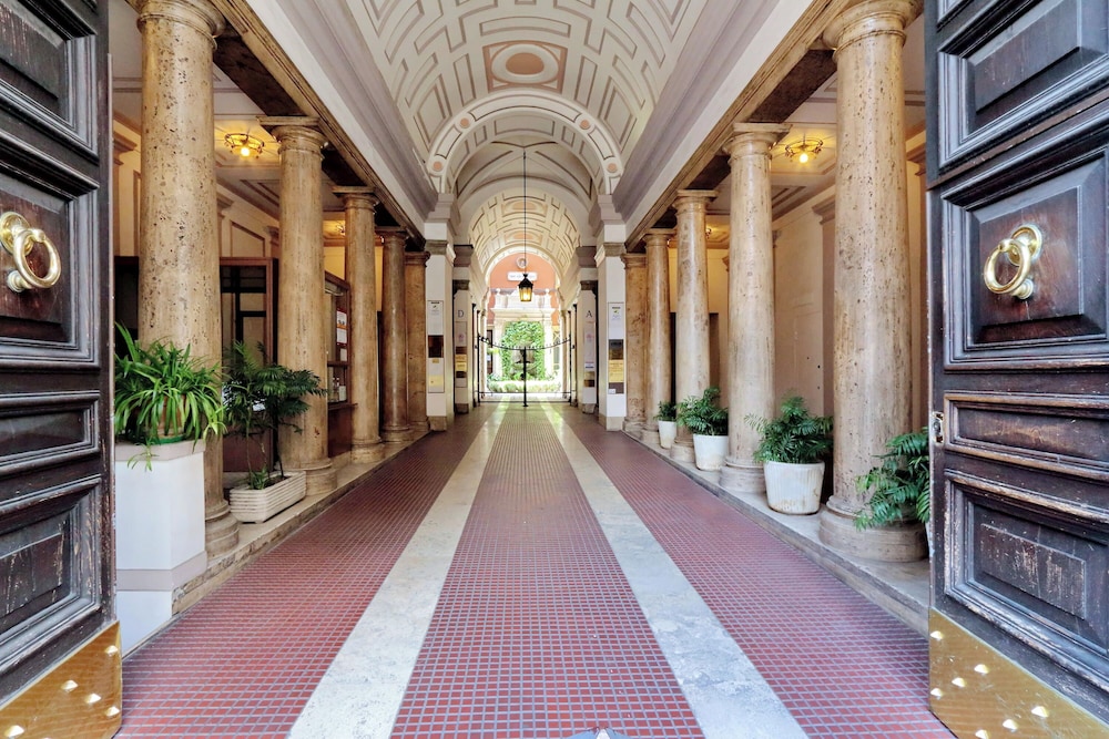 Velia Relais