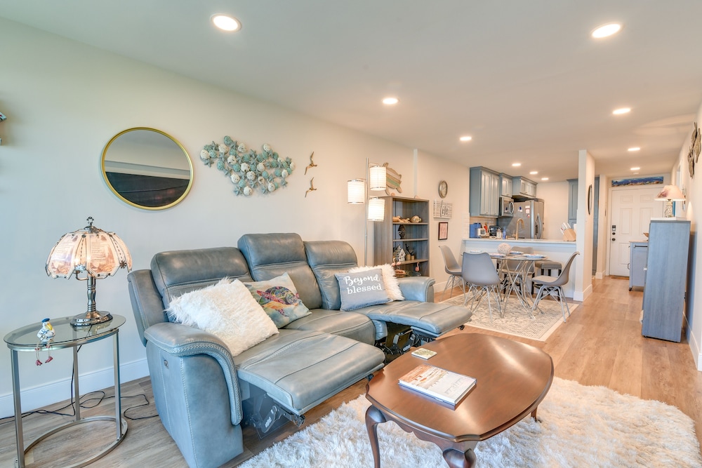Galveston Beachfront Condo: Balcony & Pool Access!