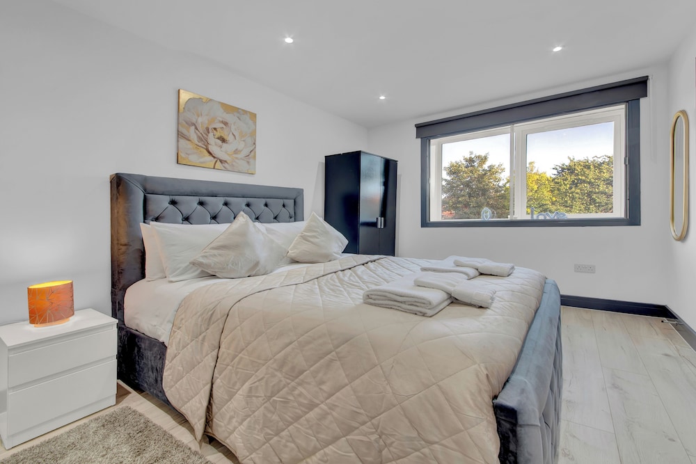 Captivating 1-bed Studio in Feltham