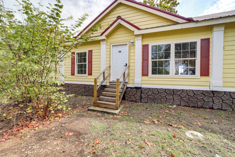 Pet-friendly Checotah Home w/ Deck & Lake Views!