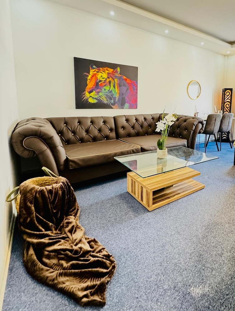 Spacious 7BR Apartment Prime Location