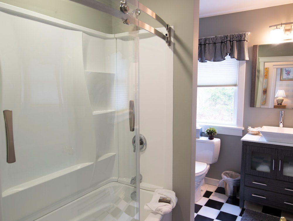 Luxury 6br Solitude Ge- Indoor Bball Court, Private Tub 6 Bedroom Home by RedAwning view 2