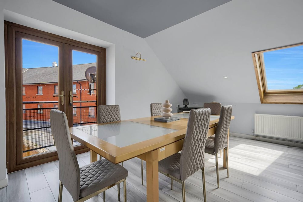 Luxury Penthouse Suite - Swansea Central - Beach