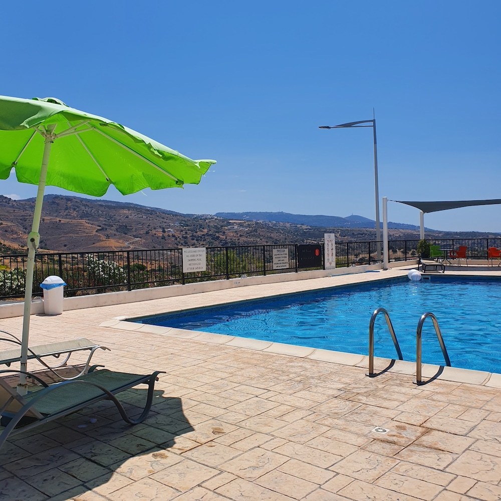 Studio/scenic Views/pool/air Con/near Attractions