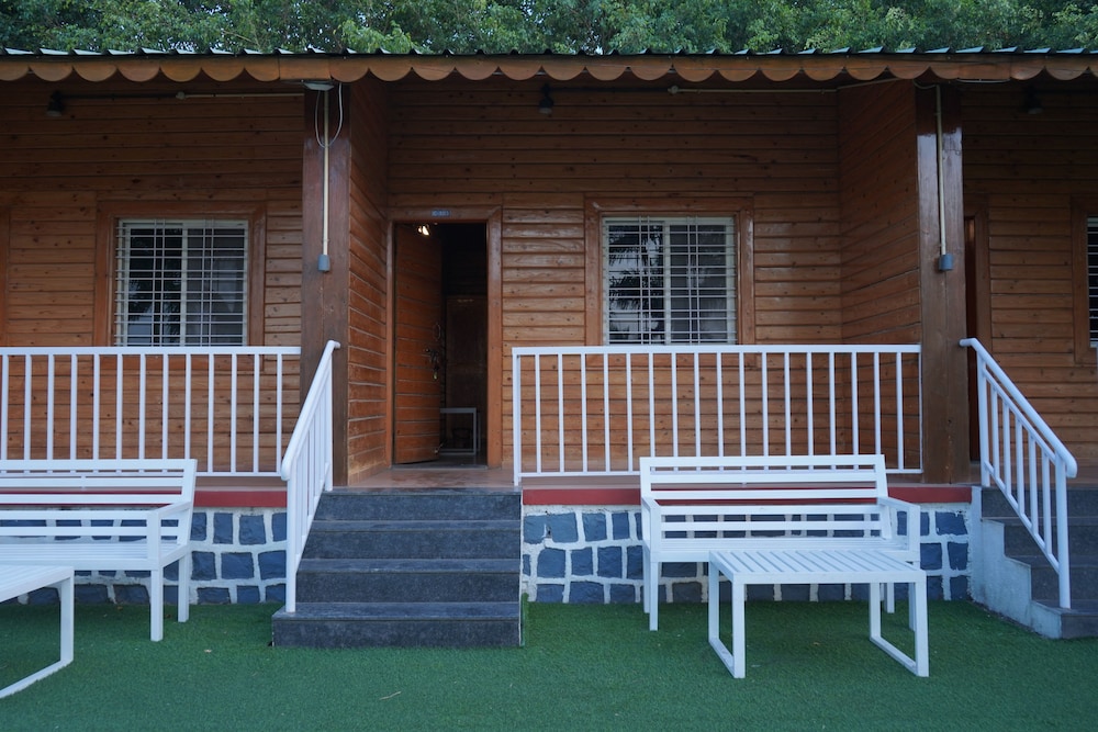 THE GREEN HILL RESORT