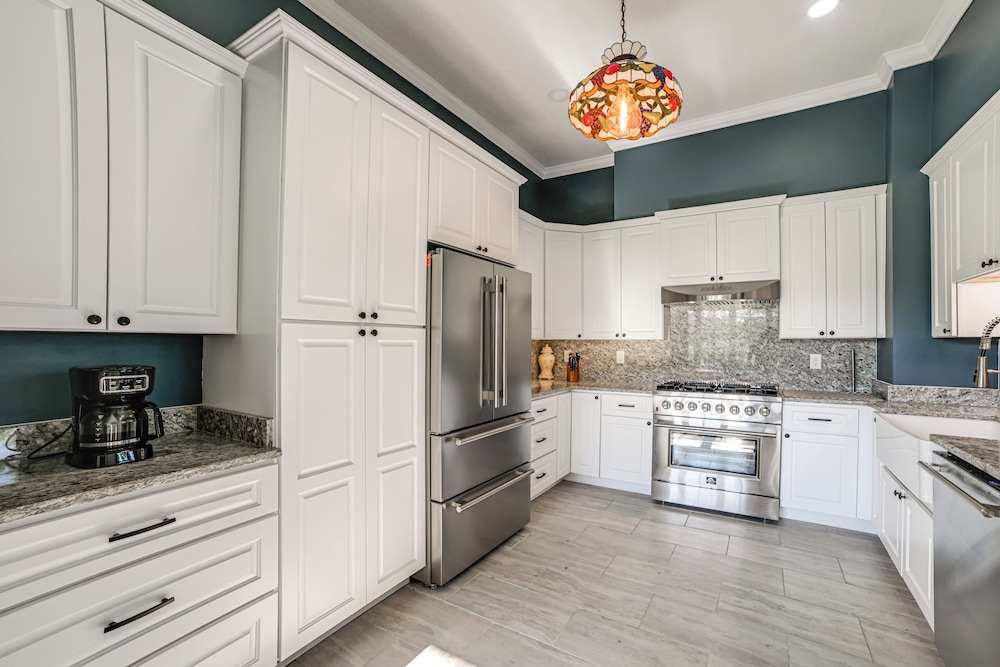 9 Mi to Kentucky Lake: Spacious Victorian Home!