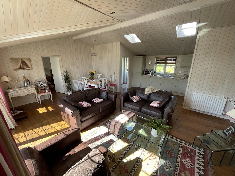 Holiday Lettings Beech Lodge - Stunning 6-bed King